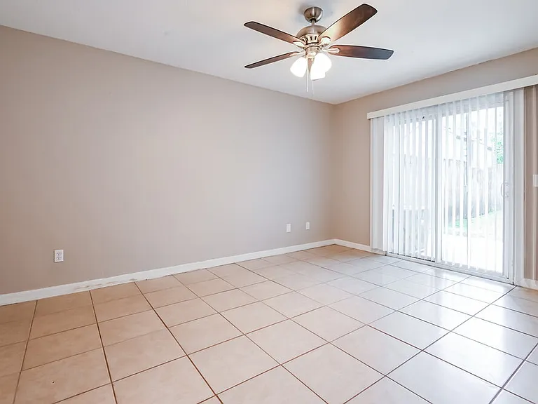 1834 Manitoba Ct N — Photo 10