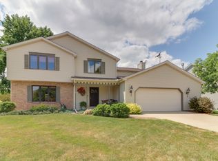 5 Hidden Lake Ct, Bloomington, IL 61704