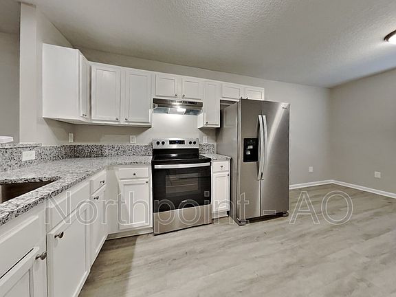 4th image of 2742 Aubrey Ave
