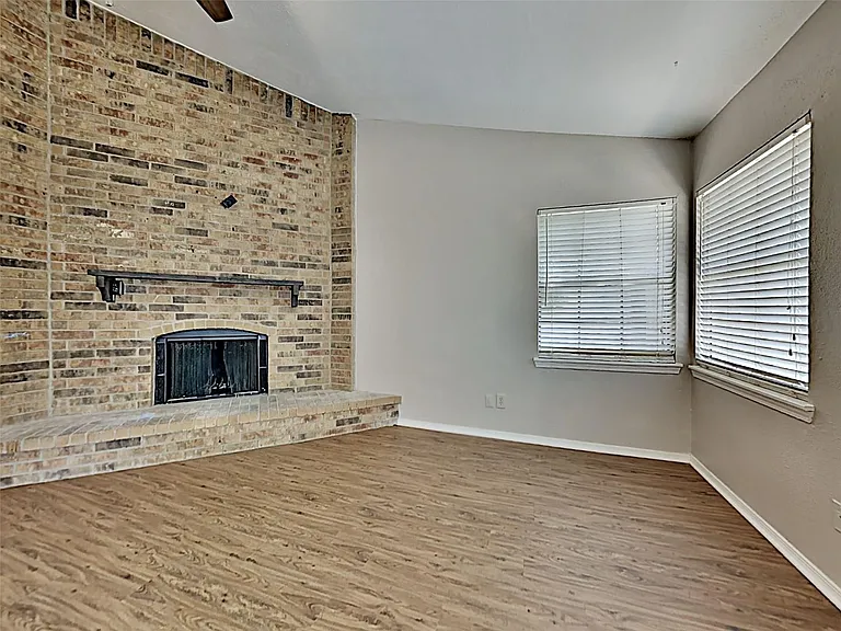 2821 Carnaby Ln — Photo 4