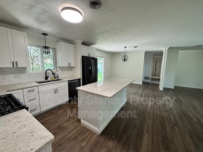 3 bed, 2.0 bath, 1350 sqft, $1,895 — Photo 3