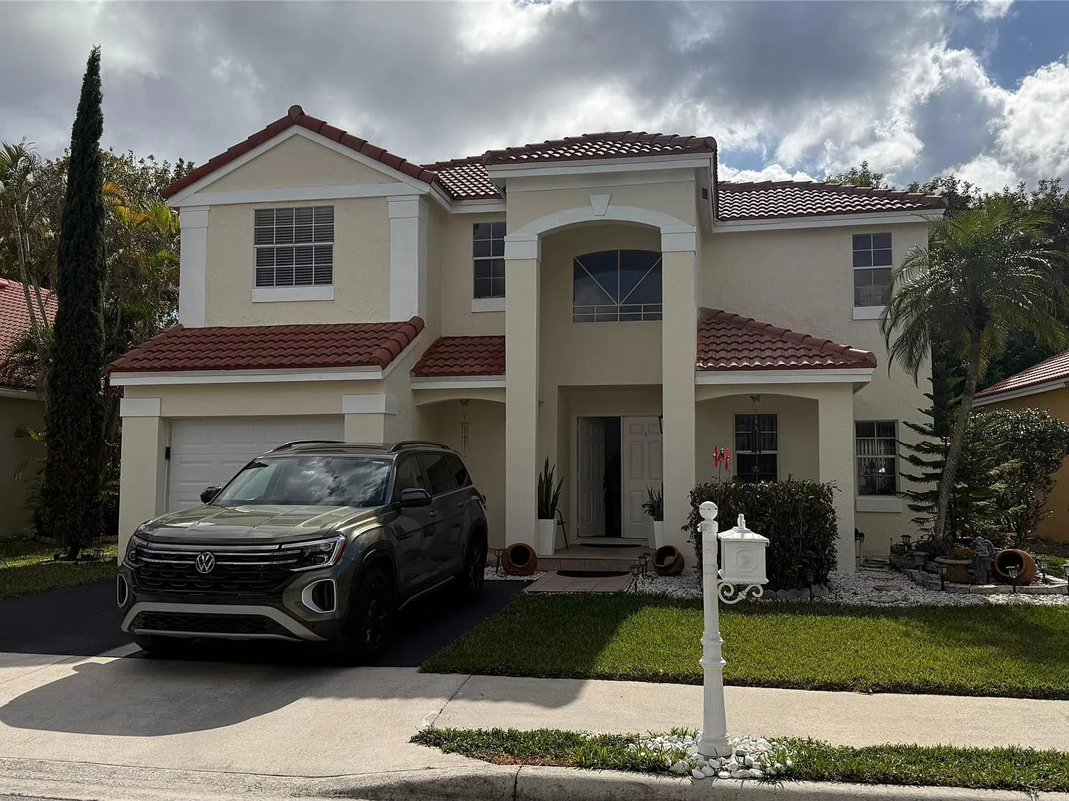 3 bed, 2.5 bath, 1631 sqft, $4,100 — Photo 2