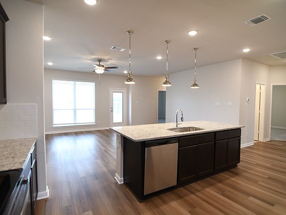 5th image of 8019 Montclair Dr