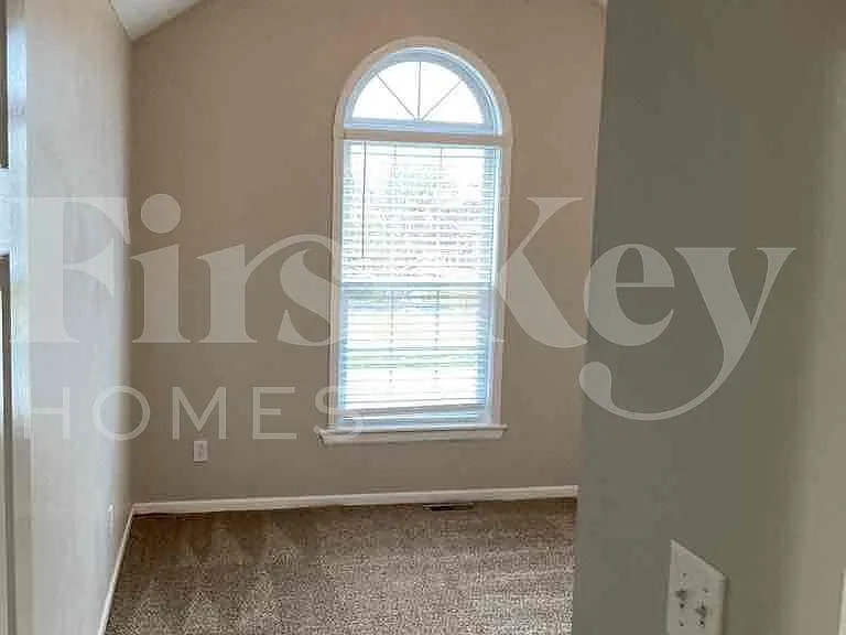 904 E Madelyn Dr — Photo 10