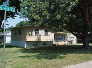 1124 Crestview Cir, Bettendorf, IA 52722