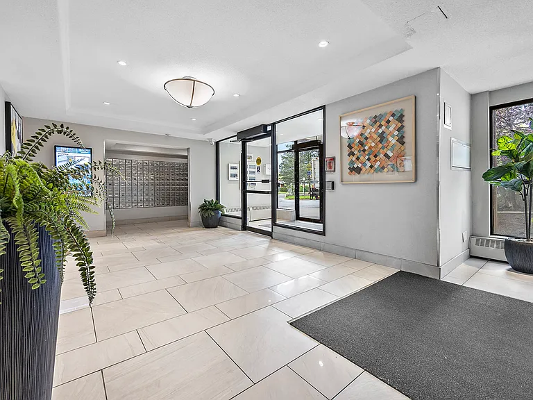 300 Antibes Dr — Photo 17