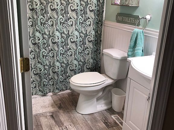 4th image of 166 Livoli Ave