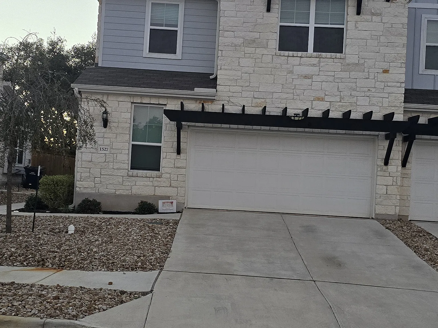 4 bed, 2.5 bath, 2140 sqft, $2,100 — Photo 2