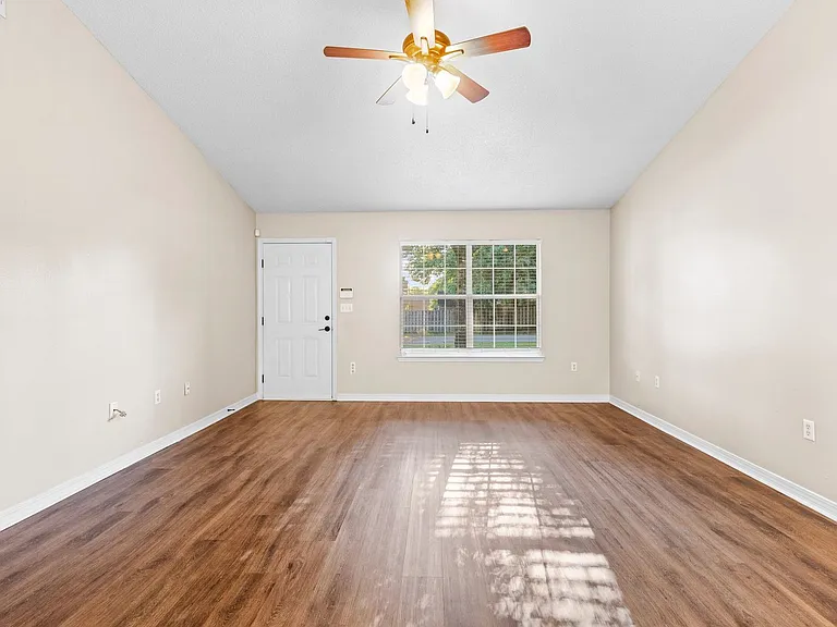 502 Hyde Park Dr — Photo 5