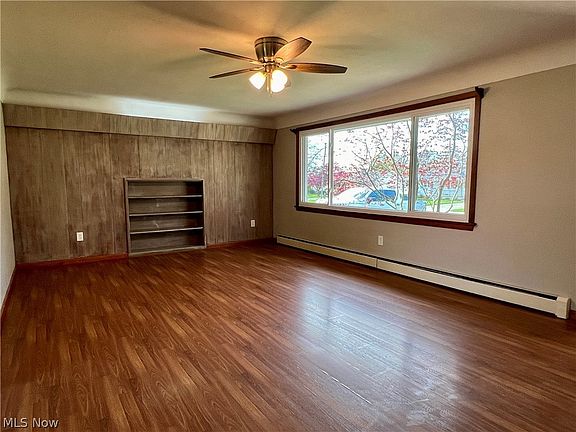4th image of 3915 Woodstock Dr