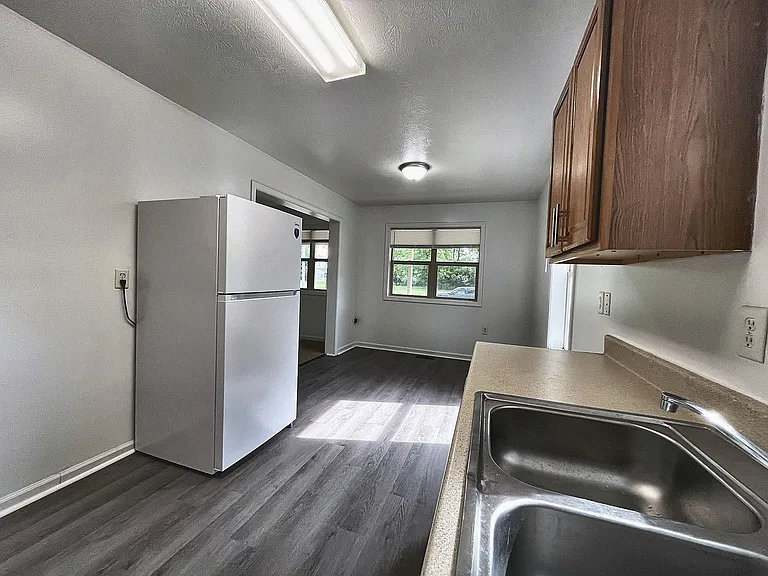 18 E Grand Ave — Photo 8