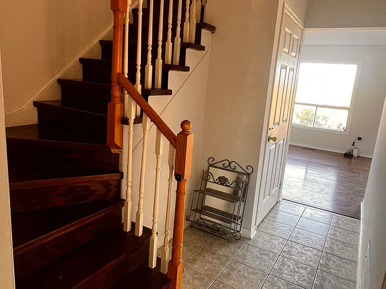 641 Walpole Cres #MAIN 2ND — Photo 2