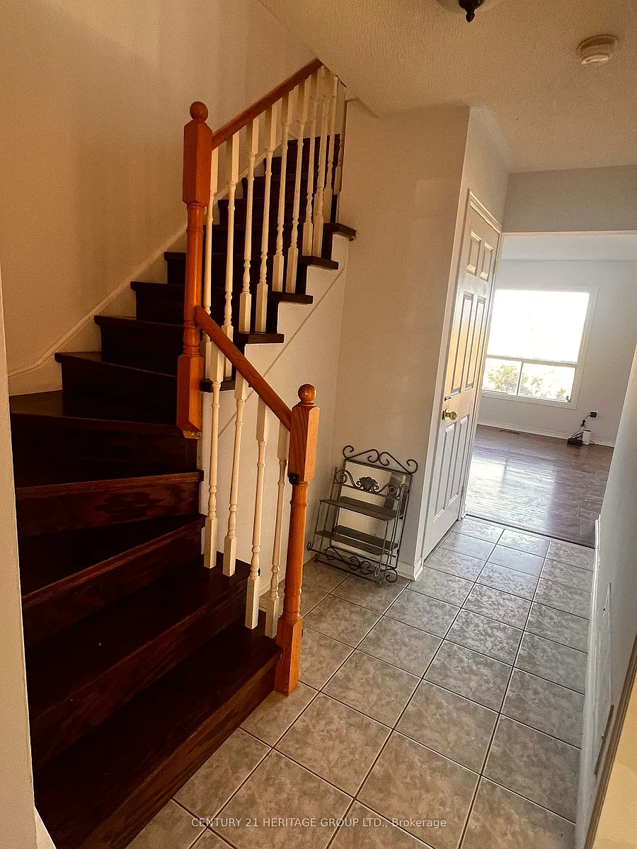 Building Photo - 641 Walpole Cres #MAIN 2ND