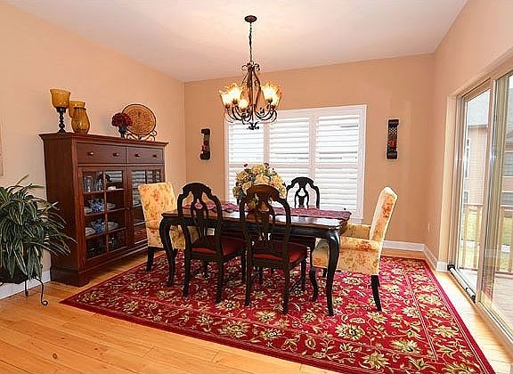 5th image of 121 W Chapel Royal Dr