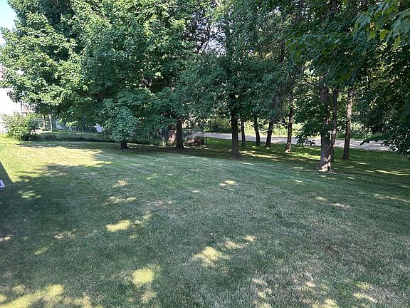 3rd image of 305 Lakeview Dr