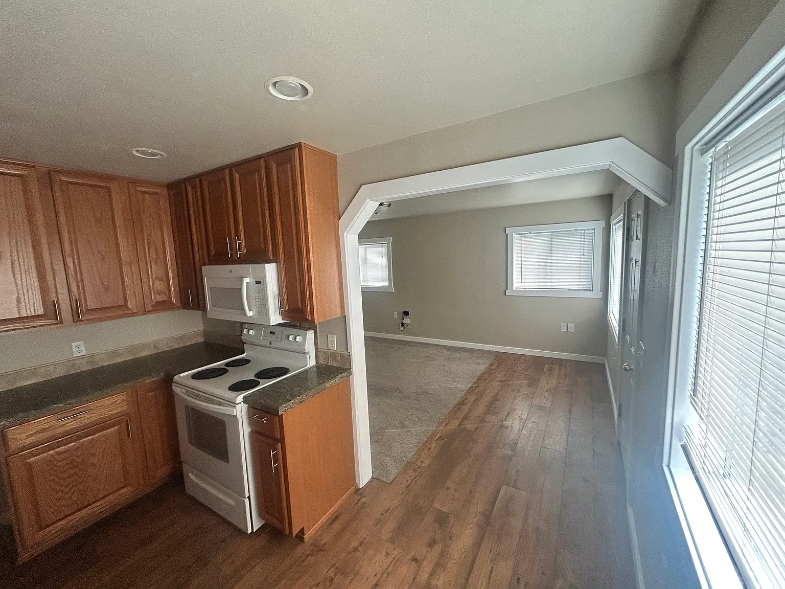 2 bed, 900 sqft, $1,200 — Photo 2