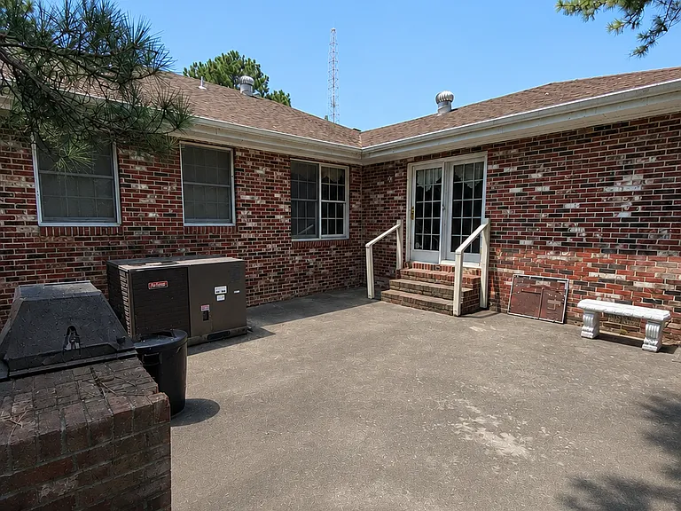 109 Armstrong St — Photo 18