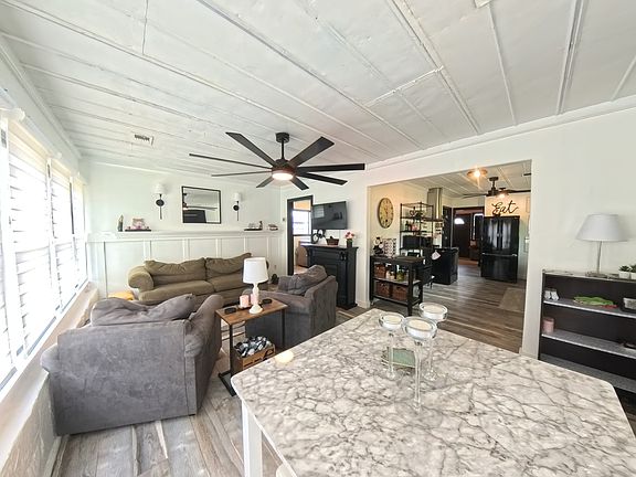 2nd image of 219 Indian Creek Rd