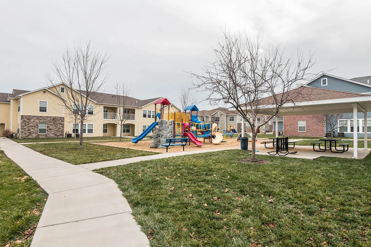 Building Photo - Redwood Court