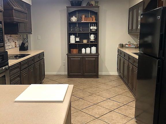 Large kitchen w/ island