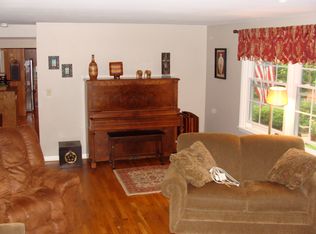 125 Lakeview Ln, Chagrin Falls, OH 44022