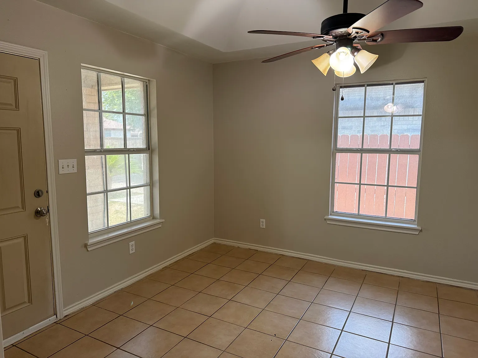 5630 S 28th Ln — Photo 2