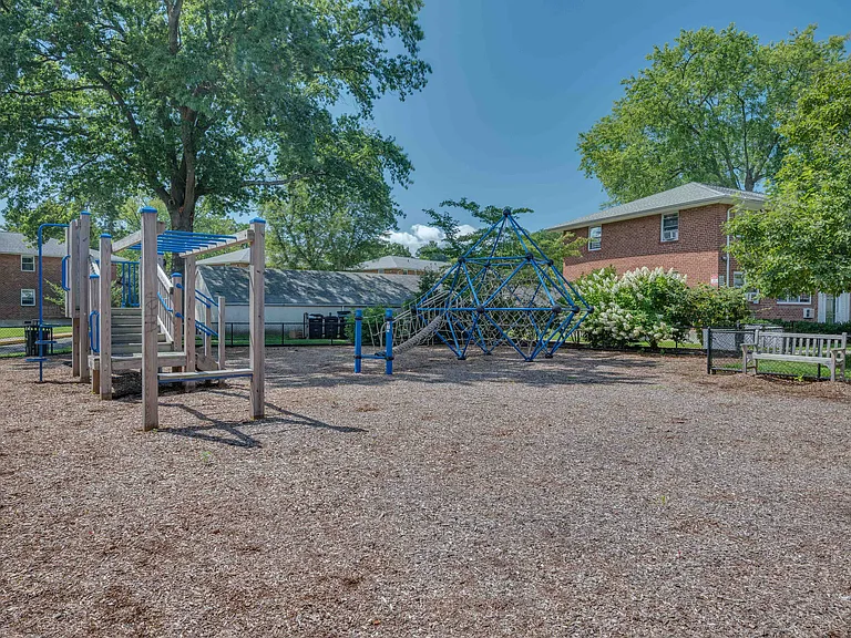 Crestwood Lake Apartments — Photo 77