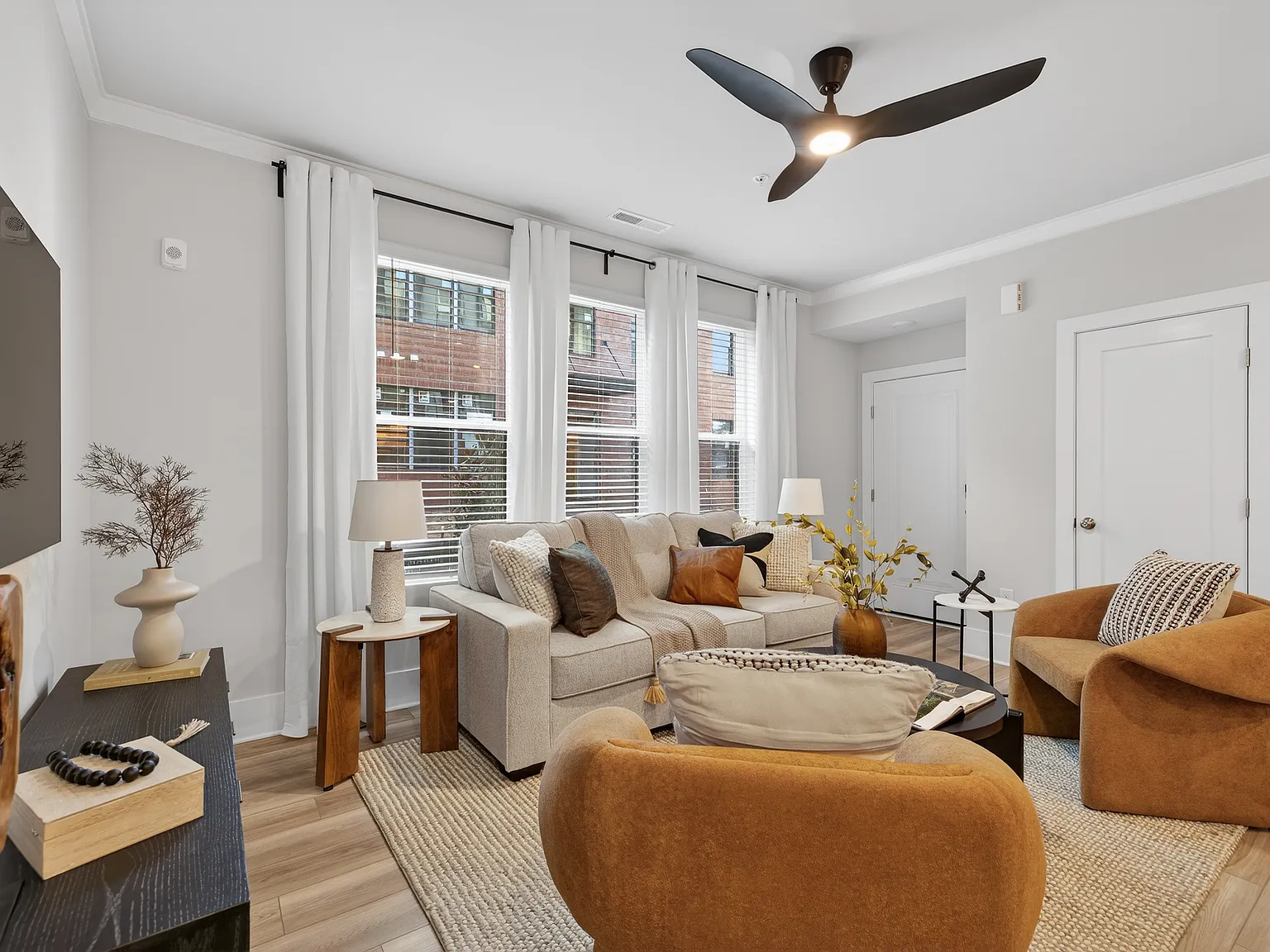 3 bed, 2.5 bath, 1524 sqft, $5,200 — Photo 3