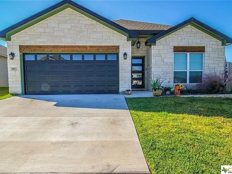 7917 McCullough Loop — Photo 1