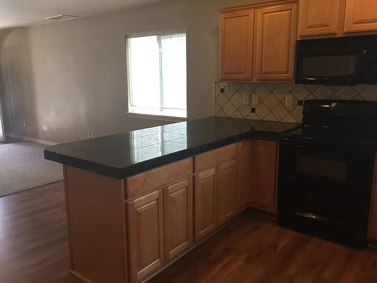 4526 W Brennen St — Photo 5