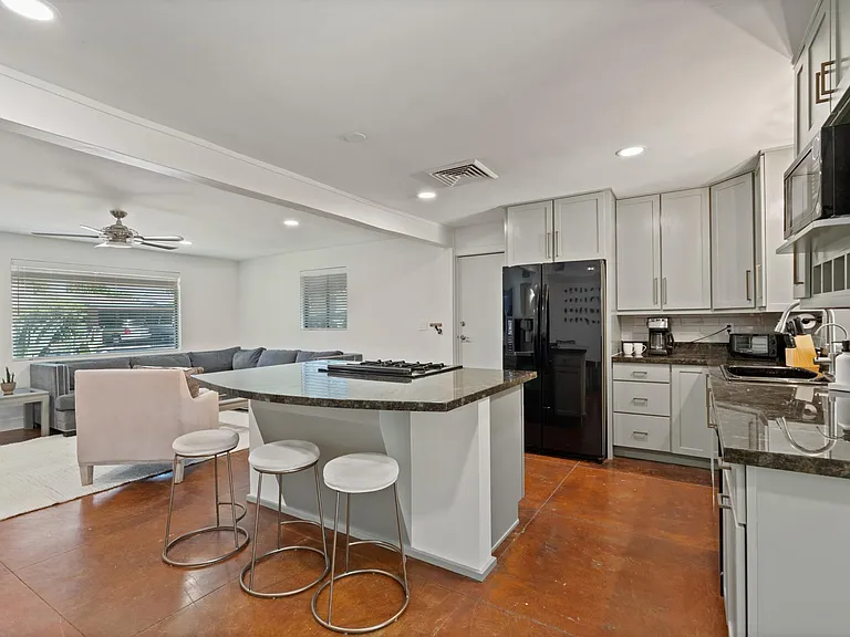 8744 N 6th Dr — Photo 11