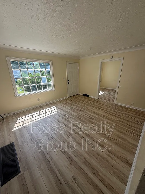 3 bed, 1.0 bath, 1000 sqft, $1,300 — Photo 2