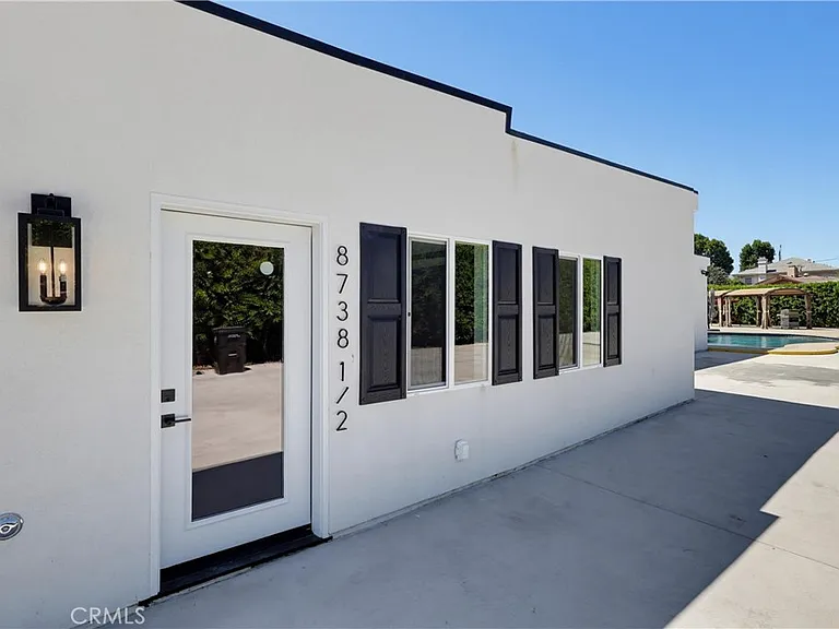 8738 1/2 Paso Robles — Photo 2