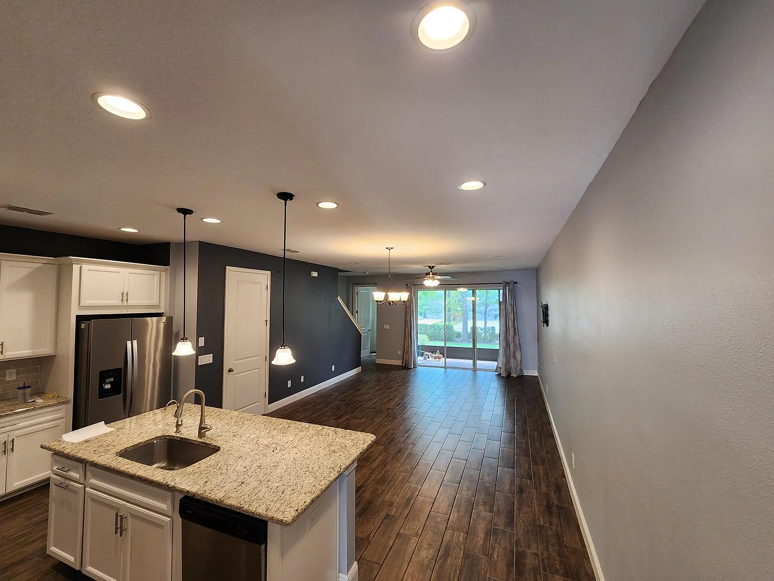 3 bed, 2.5 bath, 1961 sqft, $2,500 — Photo 2
