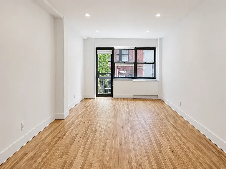 213 E 37th St #5C — Photo 2