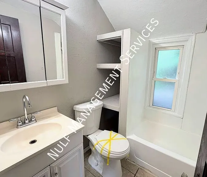 189 Oxford Dr — Photo 2