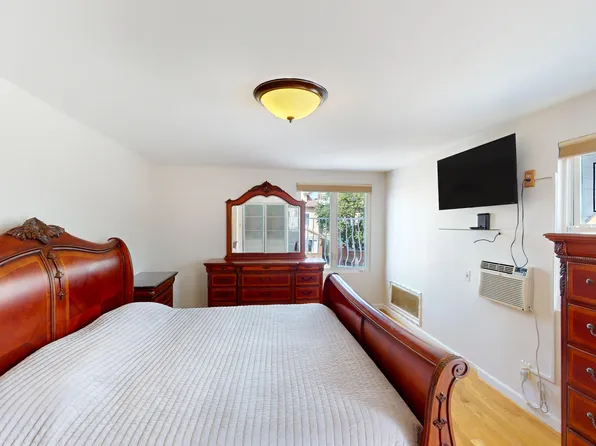 3718 Neptune Avenue image 7 of 18