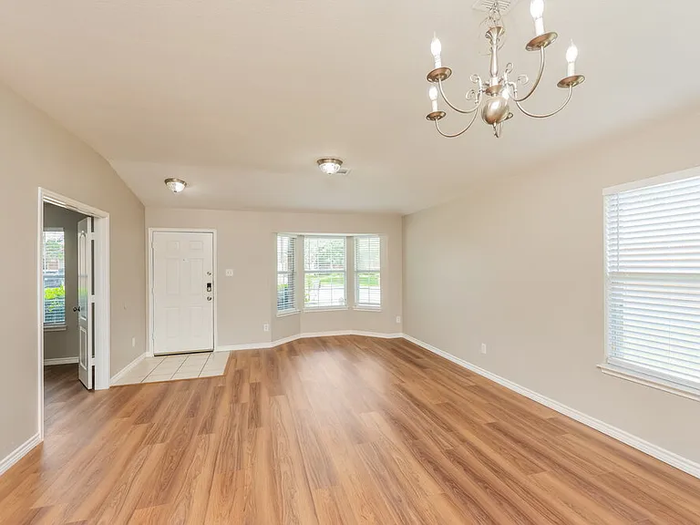 2114 Rose May Dr — Photo 9