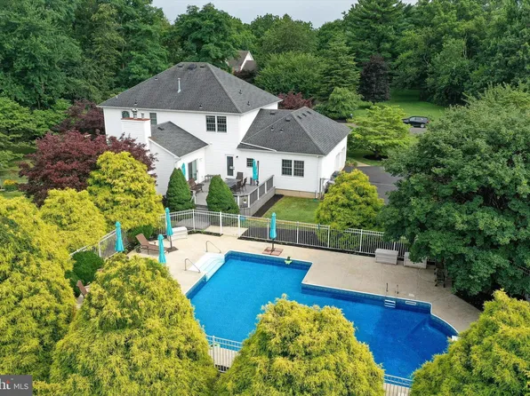 27 Fern Dr, Cream Ridge, NJ 08514