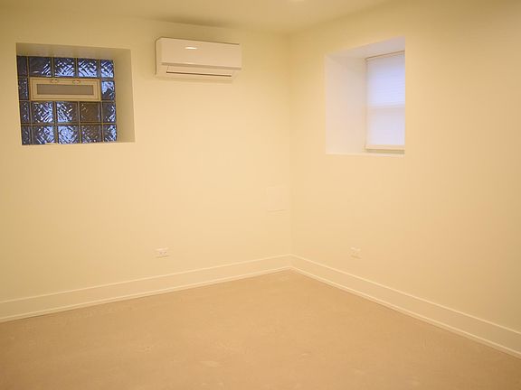 LIVINGROOM 12' x 10'