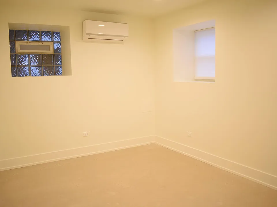 LIVINGROOM 12' x 10'