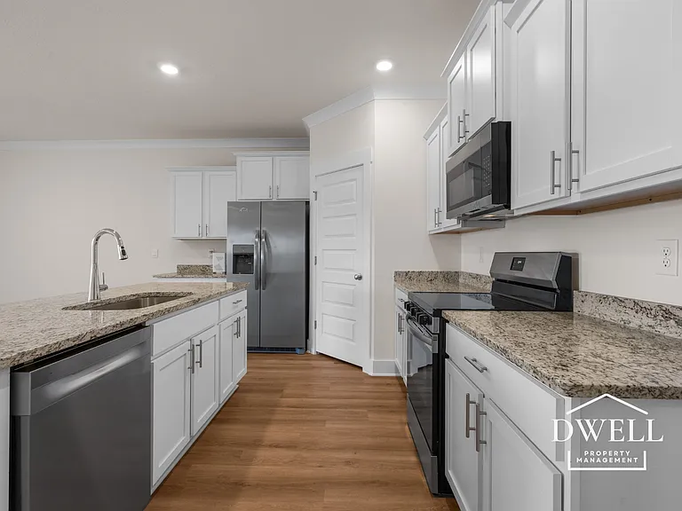 1009 Hayward Loop — Photo 8