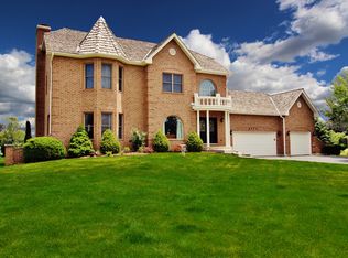 8300 Country Shire Ln, Spring Grove, IL 60081