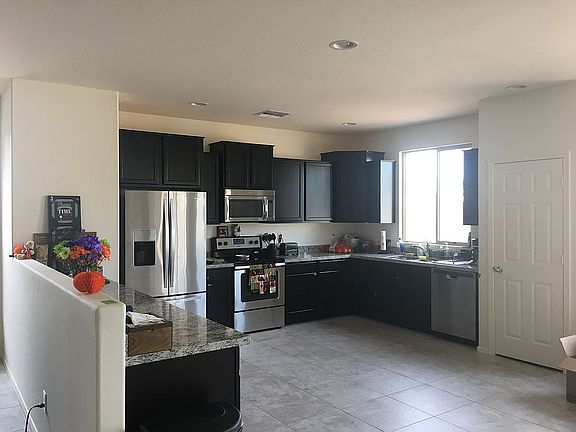 Kitchen - tons of space!