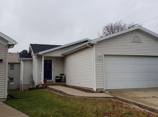 1 Lake Ridge Ct, Bloomington, IL 61701