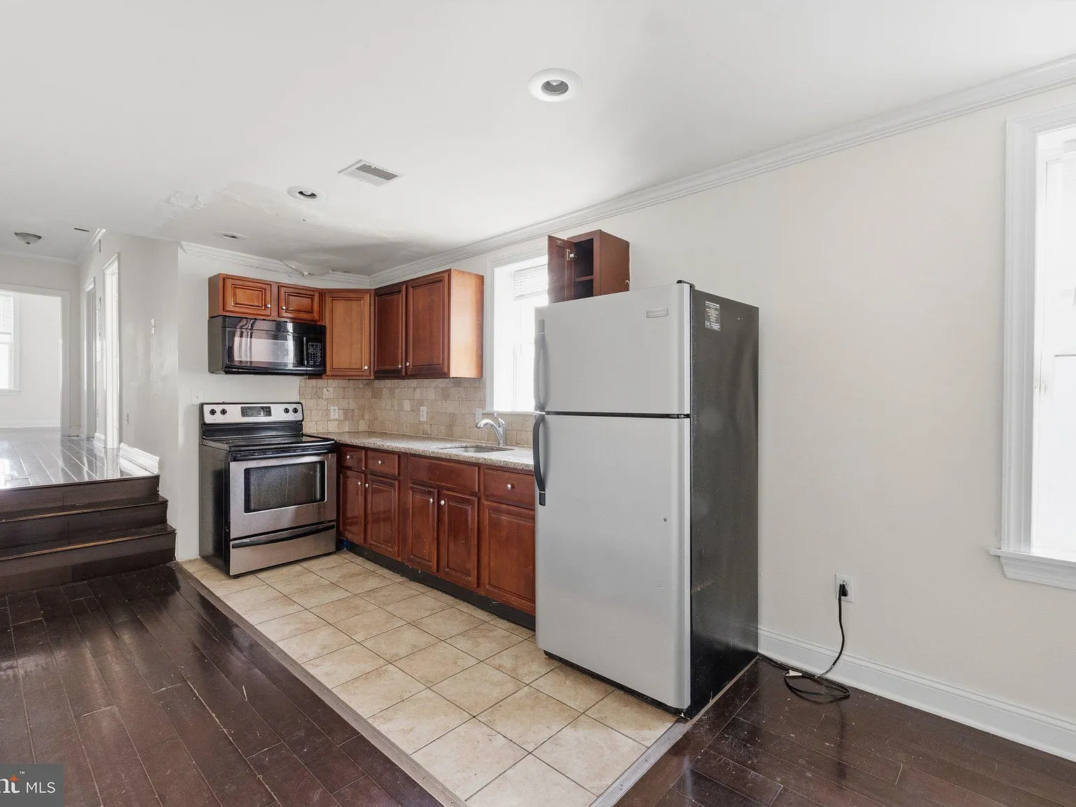 3 bed, 1.0 bath, 3003 sqft, $1,500 — Photo 2