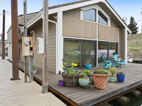 55 NE Bridgeton Rd Slip 3, Portland, OR 97211