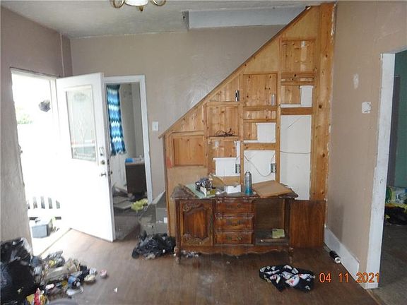 3rd image of 105 S Fairview Main St