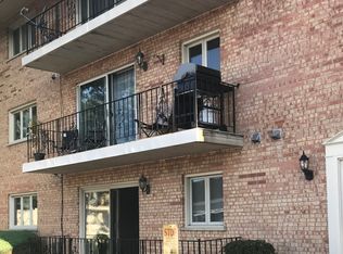 9430 Greenbriar Dr APT 1A, Hickory Hills, IL 60457