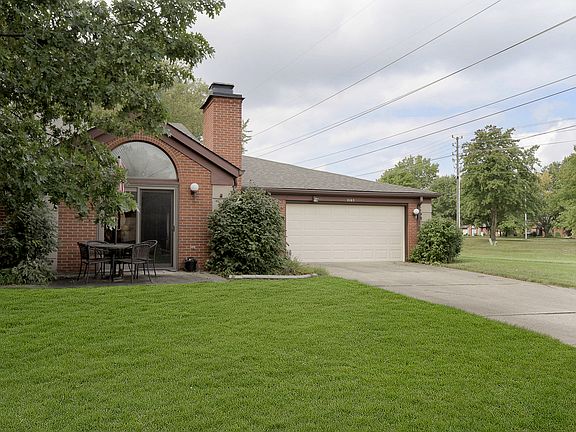 3rd image of 2165 Emily Dr